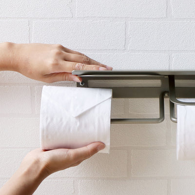 【交換は、横から滑らすだけ】
芯を外したり通したりする面倒な手間はもう不要で、新しいペーパーを横からスライドさせるだけで、誰でも簡単に補充が完了する。