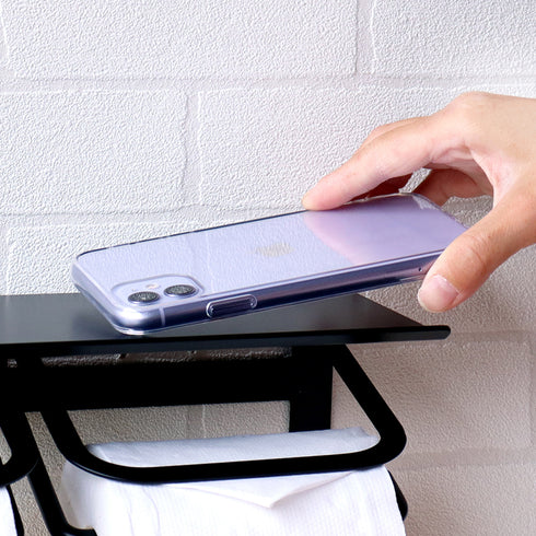 【スマホの指定席は、ここに決まり】
トイレに持ち込むのが当たり前になった携帯電話も、奥行きのあるフラットな天板があれば、そこがまるで指定席のように安心して置ける場所に早変わりする。