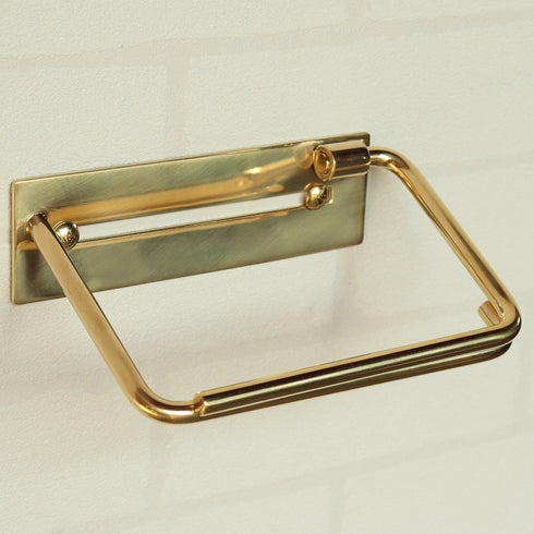 華やかなゴールドカラーと飽きのこないシンプルなデザインで、トイレの雰囲気を上質な印象に演出します。