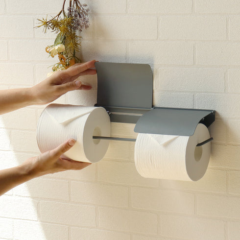 【ペーパー交換も、驚くほど簡単】
面倒だったペーパーの交換も、ホルダーに横からスッと差し込むだけで完了し、日々のちょっとした手間を解消してくれます。