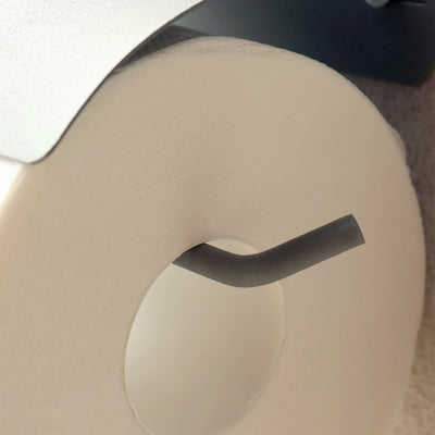 【毎日の使いやすさを追求した形】
ペーパーの芯にすっと収まりながら、絶妙な角度で抜け落ちを防ぐバーの形状は、毎日の使い心地をとことん追求した証です。