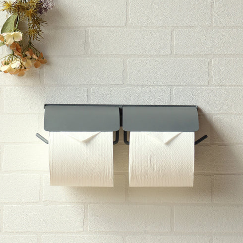 【どんな壁にも馴染む、静かな存在感】
白いレンガのような壁からモダンな空間まで、そのシンプルな佇まいはインテリアを選ばず、あなたのトイレをさりげなくセンスアップさせてくれます。