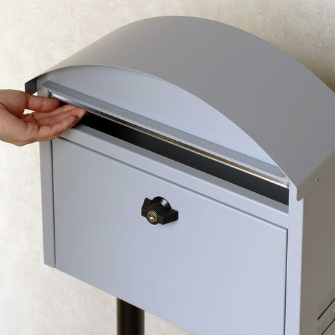 【開け閉めも、静かでスムーズに】
投函口のフタには静音クッションが付いているため、気になる金属音を軽減し、早朝の新聞配達などでもご家族を起こす心配がありません。