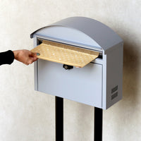 【大切な郵便物を、美しく受け取る】
A4サイズのカタログや角形2号封筒もすっぽりと収まるワイドな投函口だから、大切な書類を折り曲げることなく、きれいな状態のまま受け取れます。