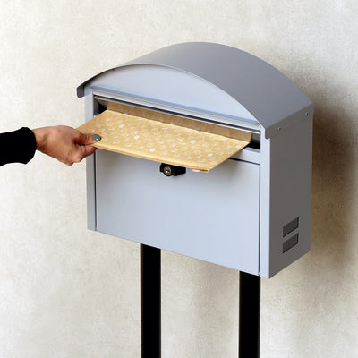 【大切な郵便物を、美しく受け取る】
A4サイズのカタログや角形2号封筒もすっぽりと収まるワイドな投函口だから、大切な書類を折り曲げることなく、きれいな状態のまま受け取れます。