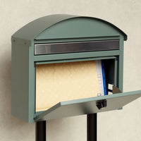 【見た目以上の、たっぷり収納力】
コンパクトに見えても、数日分の新聞や厚みのあるカタログもしっかり収まる大容量だから、旅行などで少し家を空ける時でも安心です。