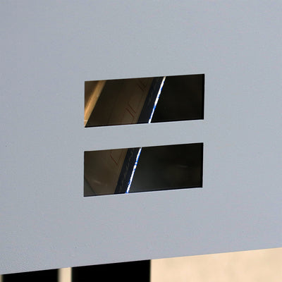 【中身がわかる、のぞき窓】
郵便物が届いているか、扉を開けずにさりげなく確認できる小窓は、日々のちょっとした手間を省いてくれる、嬉しいデザインのアクセントです。