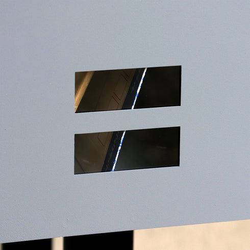 【中身がわかる、のぞき窓】
郵便物が届いているか、扉を開けずにさりげなく確認できる小窓は、日々のちょっとした手間を省いてくれる、嬉しいデザインのアクセントです。