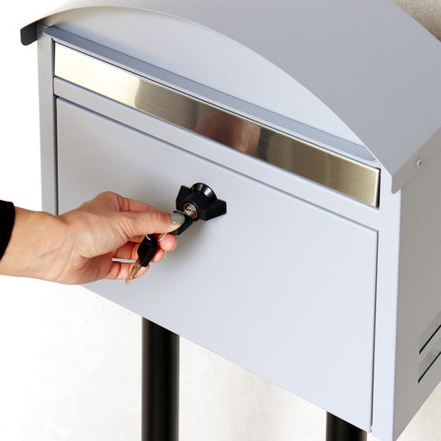 【ひねって開閉、鍵でも施錠】
普段はレバーをひねるだけで簡単に開けられ、長期不在時には付属の鍵でしっかり施錠できるので、防犯面でも安心です。