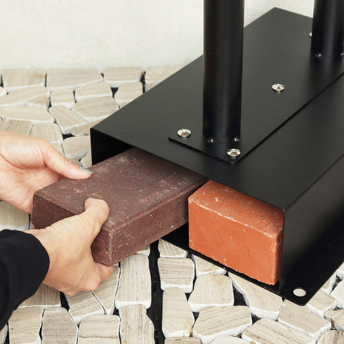 【重りを入れて、さらに安定】
スタンドのベース部分にはレンガなどの重りを入れるスペースがあり、アンカーが打てない場所でも、より安定させて設置することが可能です。