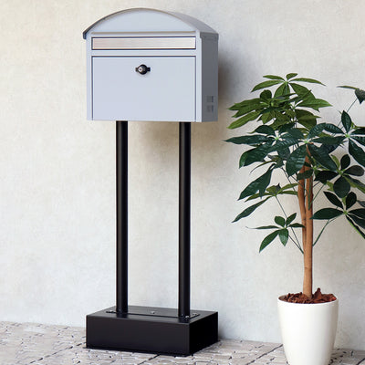 【置くだけで、玄関が華やぐ】
面倒な工事は不要、置くだけで設置が完了する自立スタンド式なので、届いたその日からご自宅の新しい顔として活躍します。