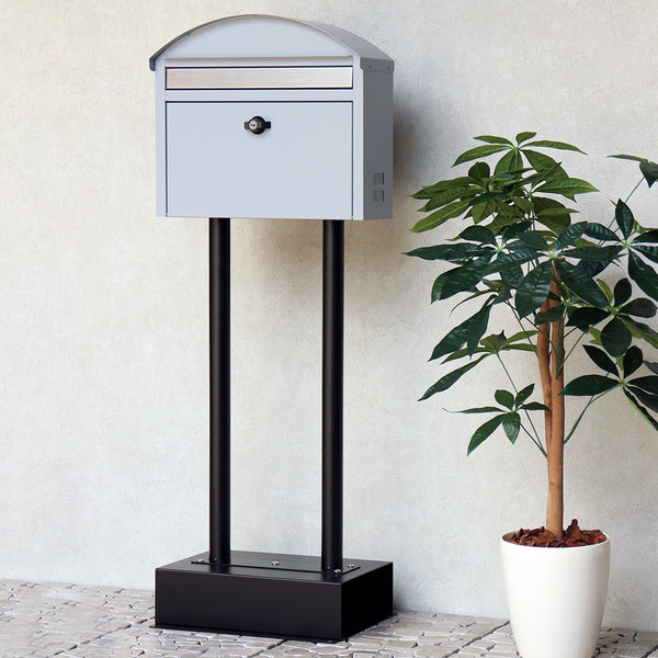 【置くだけで、玄関が華やぐ】
面倒な工事は不要、置くだけで設置が完了する自立スタンド式なので、届いたその日からご自宅の新しい顔として活躍します。