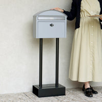 【触れたくなる、上質な佇まい】
落ち着いたクールグレーの色合いと、丸みを帯びた優しいフォルムが玄関先を上品に演出し、毎日の暮らしにそっと寄り添ってくれるでしょう。