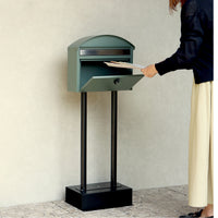 【大きな郵便物もスムーズに】
通販でよく利用されるレターパックも余裕で入る幅広の投函口だから、大切な郵便物を折り曲げることなく、スムーズに受け取れて安心です。