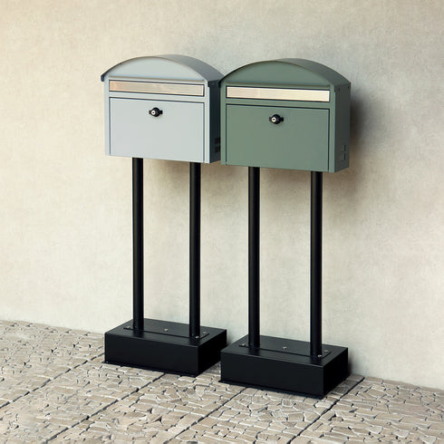 【選べる2色、暮らしに合わせて】
モダンなクールグレーと、ナチュラルなフォレストグリーンの2色展開だから、二世帯住宅で色違いを並べたり、お家の雰囲気に合わせてお選びいただけます。