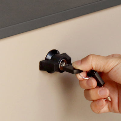 鍵部分はひねりロックタイプを採用しており、鍵の開閉を行わず、ひねりレバーを回すだけで扉の開閉が可能です。