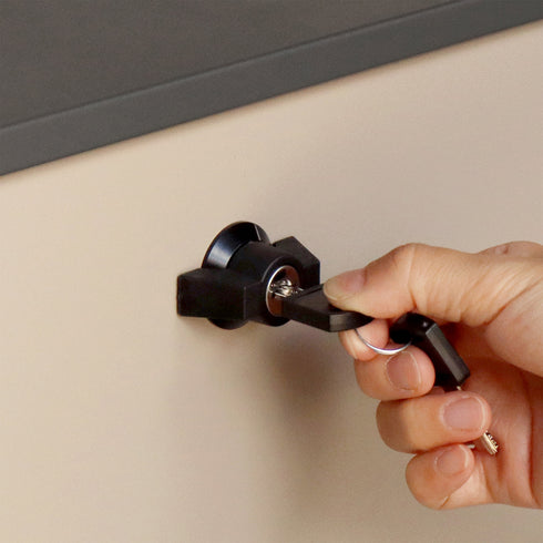 鍵部分はひねりロックタイプを採用しており、鍵の開閉を行わず、ひねりレバーを回すだけで扉の開閉が可能です。