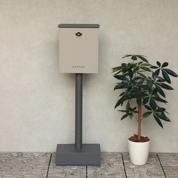LETTERという切り抜き文字が印象的な、モダンで機能的なデザインのスタンド式ポスト。