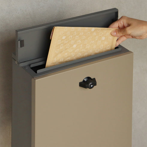 投函は上から差し込む仕様で、投函口もゆうパケットやレターパックなどが投函できる大きめのサイズとなっており、幅広い郵便物に対応できます。