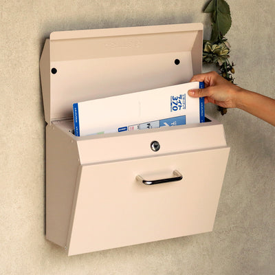 【通販の味方、ゆとりの収納力】
ゆうパケットやレターパックのような厚みのある郵便物もすっぽり収まる設計で、不在時でも安心して荷物を受け取れる暮らしが始まります。