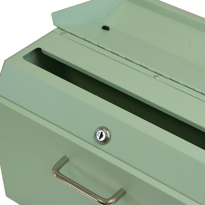 【大切な手紙を守る、安心の鍵】
大切な郵便物や個人情報を守るシリンダー錠を標準装備しており、防犯面でも安心してご使用いただけます。