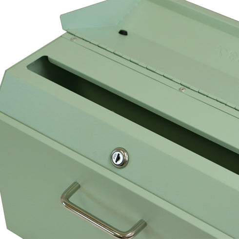 【大切な手紙を守る、安心の鍵】
大切な郵便物や個人情報を守るシリンダー錠を標準装備しており、防犯面でも安心してご使用いただけます。