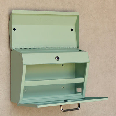 【隅々まで考えられた、機能美】
投函口のフタと取り出し口の扉がそれぞれ独立して大きく開く設計は、使いやすさはもちろん、見た目の美しさも追求した結果です。