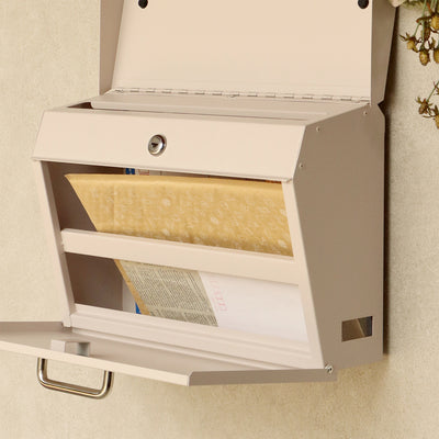 【厚手の封筒も、すっきり収納】
奥行きのある設計なので、厚手のカタログやA4サイズの角形2号封筒も、折れ曲がることなくきれいに収まります。