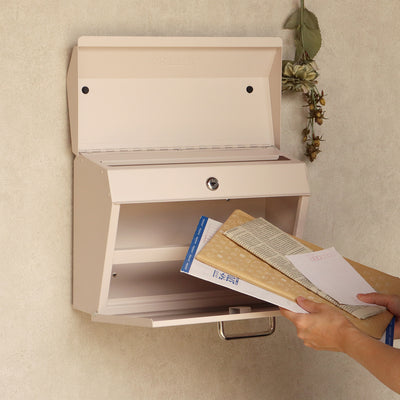 【まとめて取り出せる、快適設計】
前面の扉がガバッと大きく開くから、数日分の溜まった郵便物も、引っかかることなくスムーズに取り出せます。