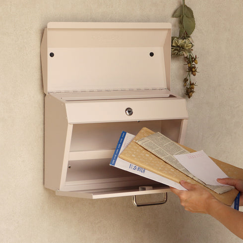 【まとめて取り出せる、快適設計】
前面の扉がガバッと大きく開くから、数日分の溜まった郵便物も、引っかかることなくスムーズに取り出せます。