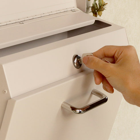 【毎日の開け閉めも、スムーズに】
シンプルで使いやすいシリンダー錠は、日々の郵便物の取り出しをスムーズにし、暮らしの中に確かな安心感をもたらします。