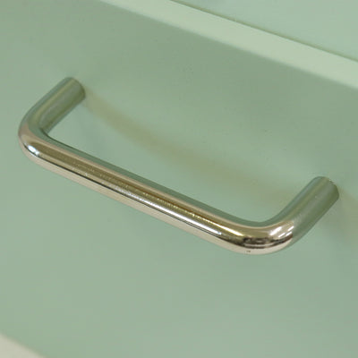 【指先に触れる、上質な輝き】
マットな本体の質感とは対照的な、鏡面仕上げのステンレス製取っ手が、デザイン全体に高級感とアクセントを加えています。