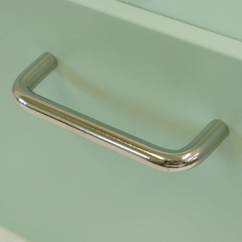 【指先に触れる、上質な輝き】
マットな本体の質感とは対照的な、鏡面仕上げのステンレス製取っ手が、デザイン全体に高級感とアクセントを加えています。