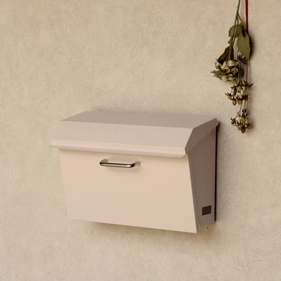 【やさしく迎える、クリーム色】
温もりあふれるクリーム色のポストは、家の外観を明るく、やわらかな印象にし、訪れる人をあたたかく迎え入れてくれます。