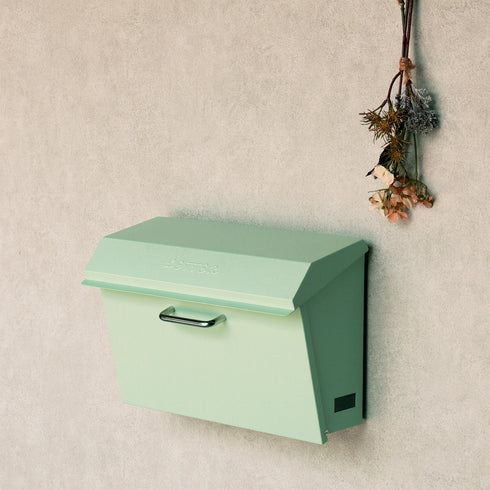 【見る角度で変わる、豊かな表情】
こだわりの多角形フォルムは、光の当たり方や見る角度によって表情を変え、日々の暮らしの中で新しい発見をもたらしてくれます。