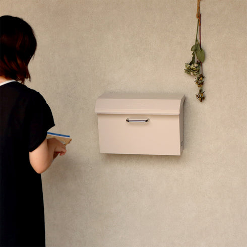 【暮らしに溶け込む、愛しい存在】
お気に入りのポストがあるだけで、手紙を出す、受け取るといった日々の何気ない瞬間が、心弾む楽しい時間へと変わります。