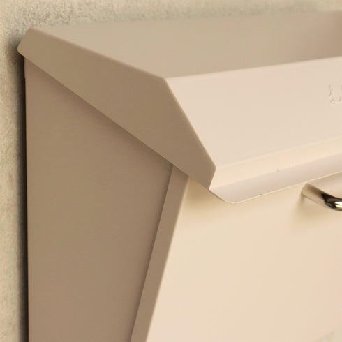 【細部に宿る、デザイン性】
フタにさりげなくエンボス加工された"LETTER"の文字が、シンプルながらも洗練された印象を与え、日々の暮らしに小さな喜びを添えます。