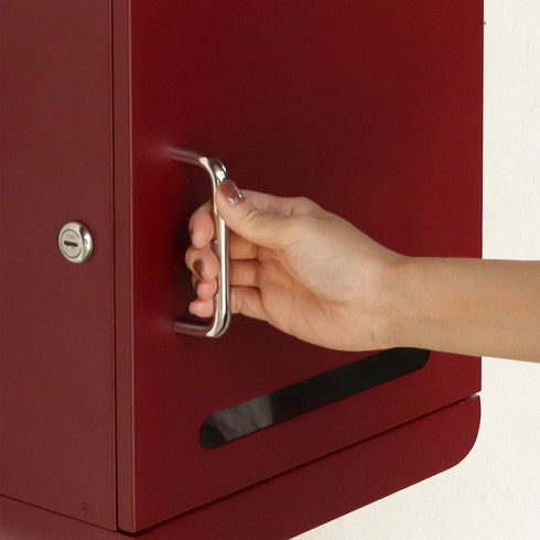 前面の扉に使用されている鏡面仕上げのステンレス製取っ手が、デザインのアクセントになっています。