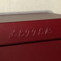【さりげないエンボス加工で、上質な佇まい】天面にあしらわれた「LETTER」のエンボス文字が、細部までこだわりを感じさせるデザインです。