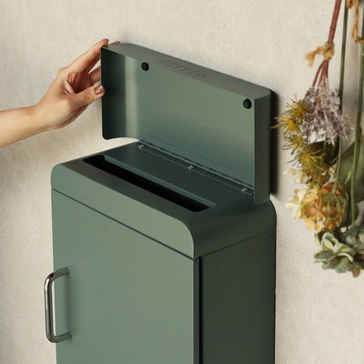 投函口には上蓋が付いており、雨風から郵便物を守ってくれます。