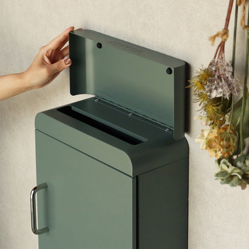 投函口には上蓋が付いており、雨風から郵便物を守ってくれます。