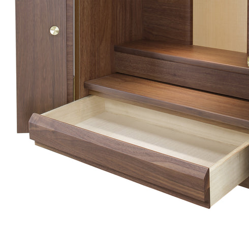 下部に引き出しがついており、蝋燭やお線香、お供え物などを収納しておくことができます。