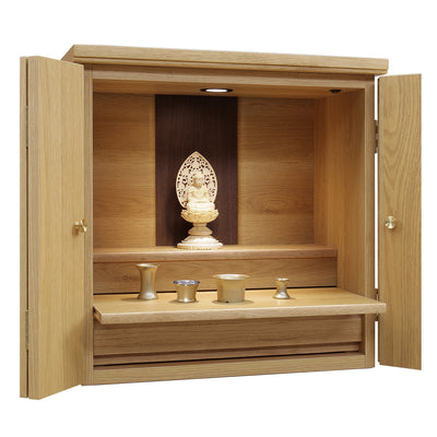 コンパクトでありながら機能性や収納力にもこだわり、御本尊様と御位牌をきちんと祀れる大きさの内部となっております。