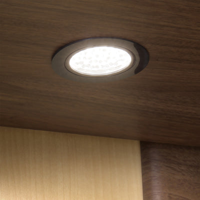 安全で長寿命なLEDライトを採用することで色焼けの心配もなく、内部をあたたかな光で満たします。