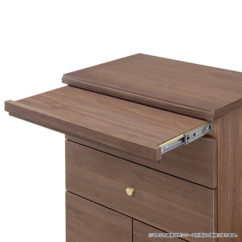 膳引付きなので、必要な時だけ引き出して、火立や花立、香炉などの仏具を載せることができて便利です。