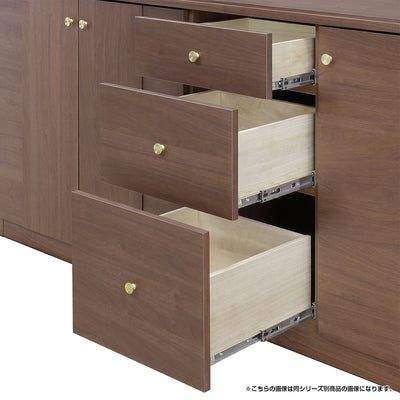たっぷり収納できる3段の引出しは、出し入れがしやすく使いやすいフルスライドレール仕様です。