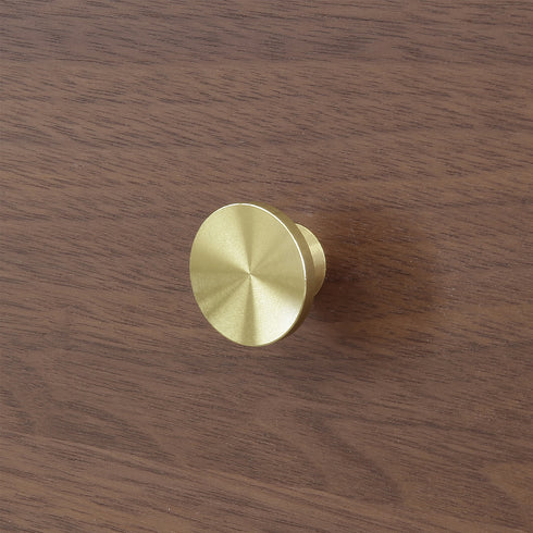 ォールナットとホワイトオークの美しい突板、削り出し真鍮ツマミの組み合わせは、落ち着いた高級感を醸し出します。