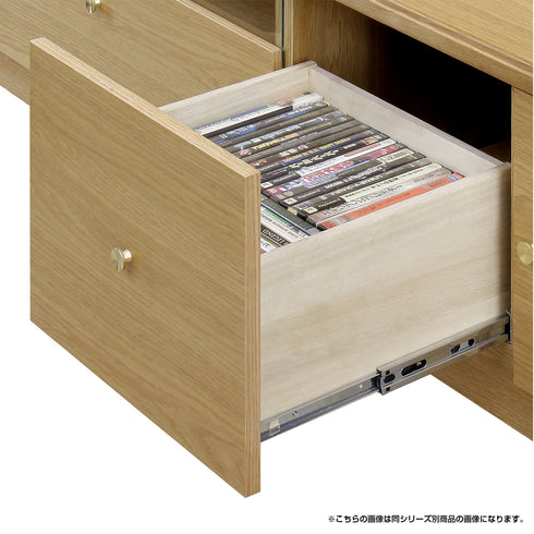 高さのある大きい引出しにはDVDのタイトル面を上にしてすっきり収納できます。