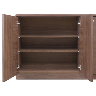 左右にある開き扉の収納スペースにはそれぞれに可動棚が2枚ずつ付いており、収納するものに合わせて3cmピッチ12段階で棚位置を調節することができます。