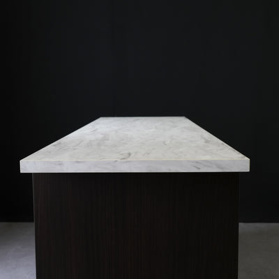 【美しい大理石調のメラミン天板】
傷や汚れに強いメラミン化粧板でありながら、まるで本物の大理石のような、高級感あふれる美しい仕上がりです。